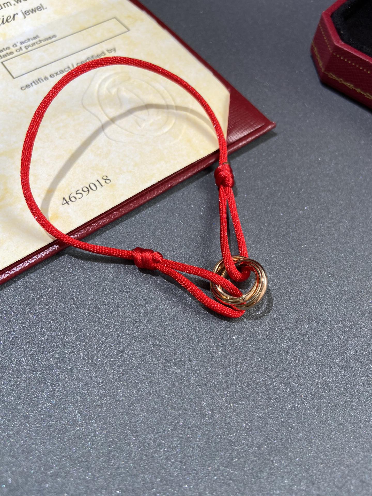 Браслет Cartier можно носить на расстоянии до 18 см от плеча.