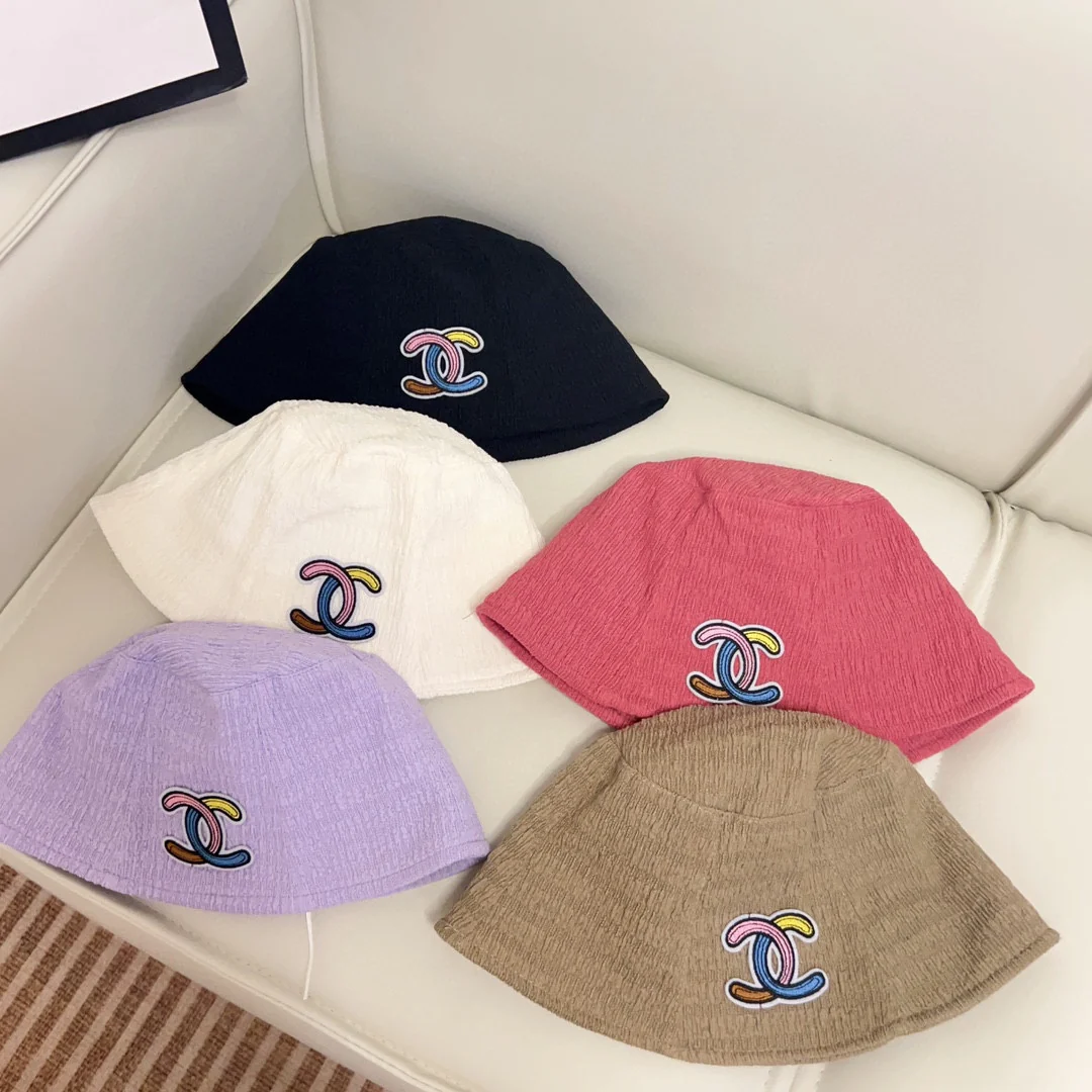 Новая модель Chanel 2023: полосатая рыбацкая шляпа - розовая.