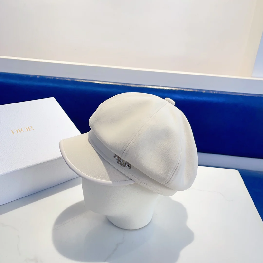 Prada - Берет с утиным клювом