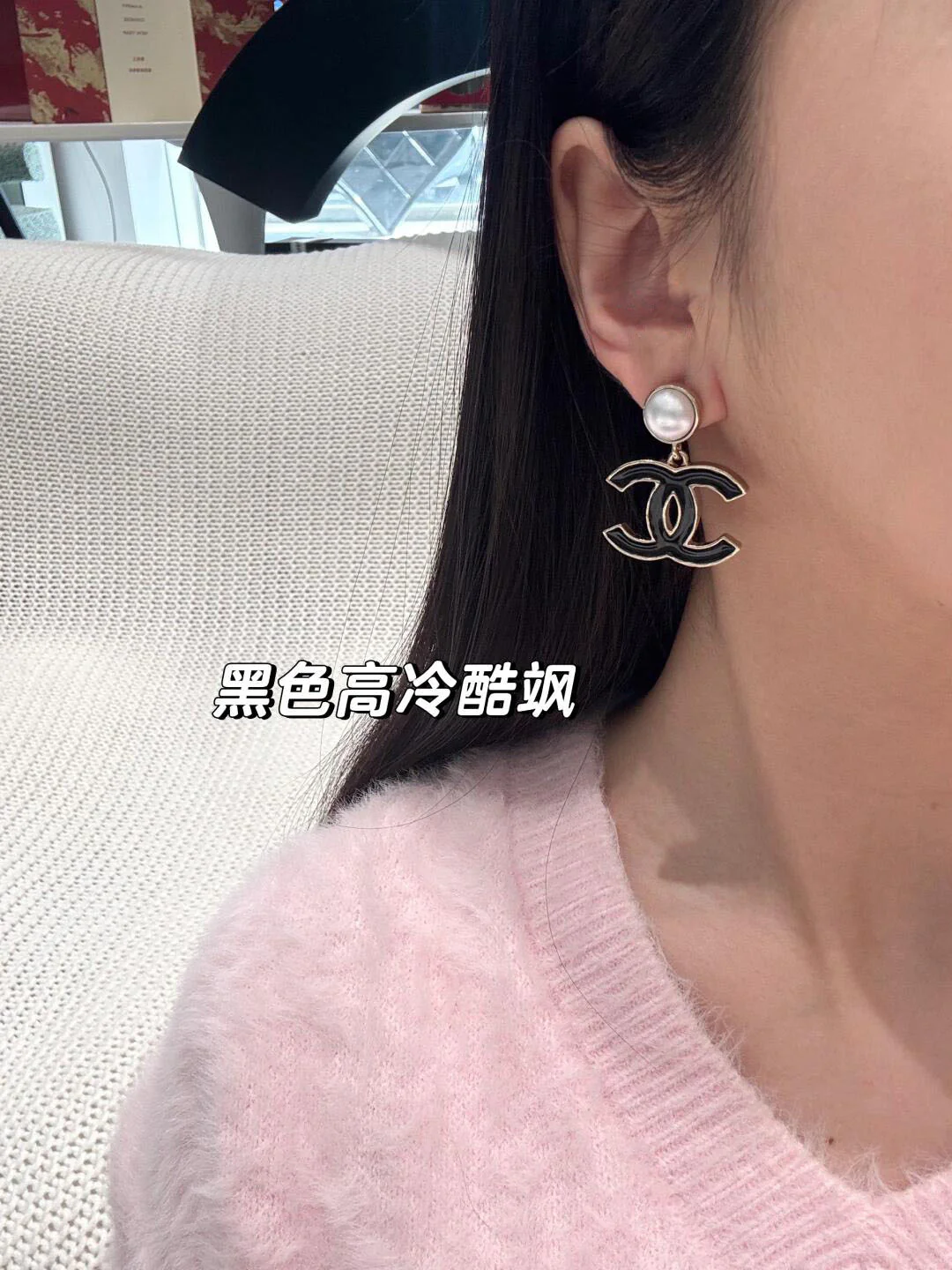 Серьги-подвески Chanel 25p с жемчугом, каплями и двойной буквой С — черно-розовые.