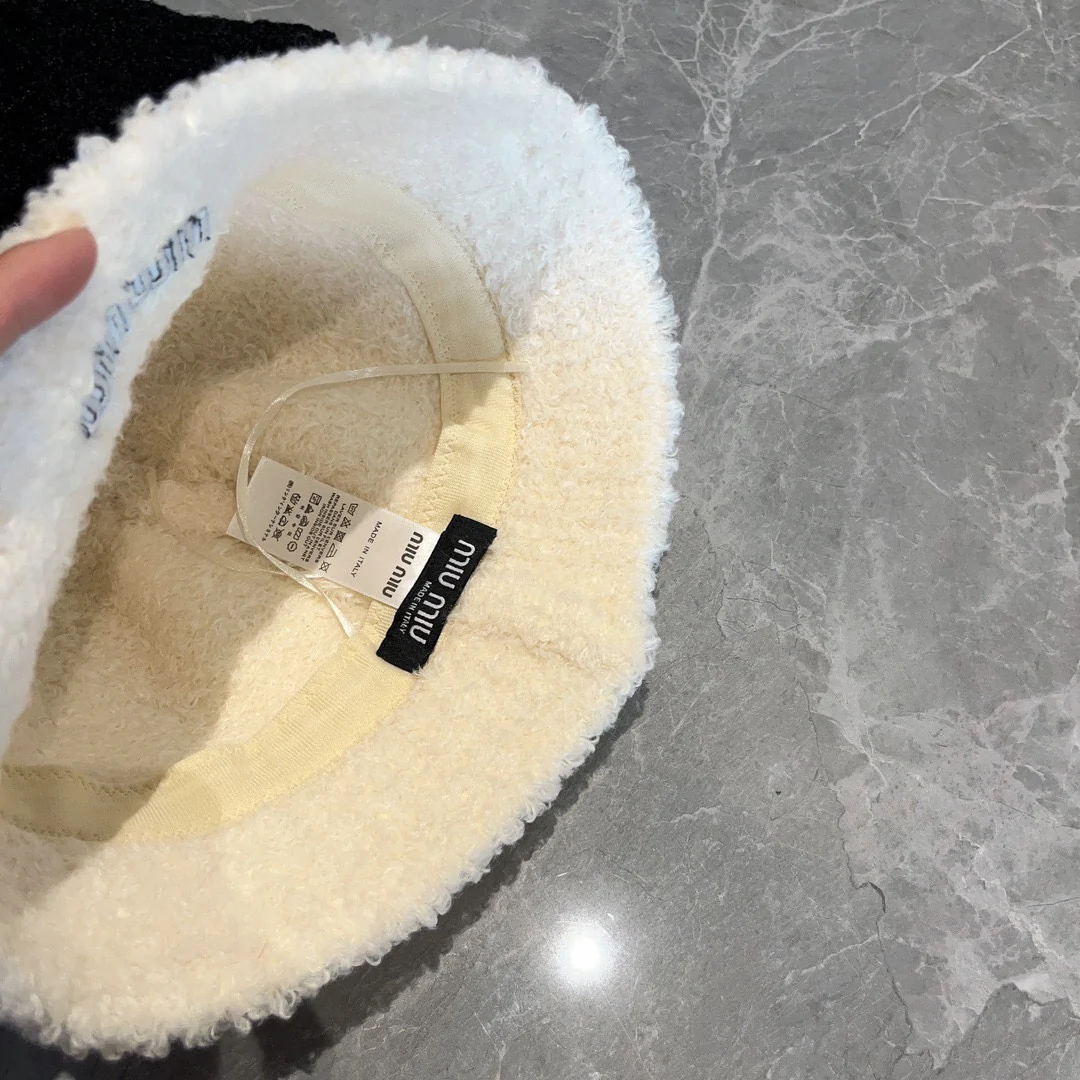 Miu Miu - Осенне-зимняя простая и универсальная панама из овечьей шерсти - белая