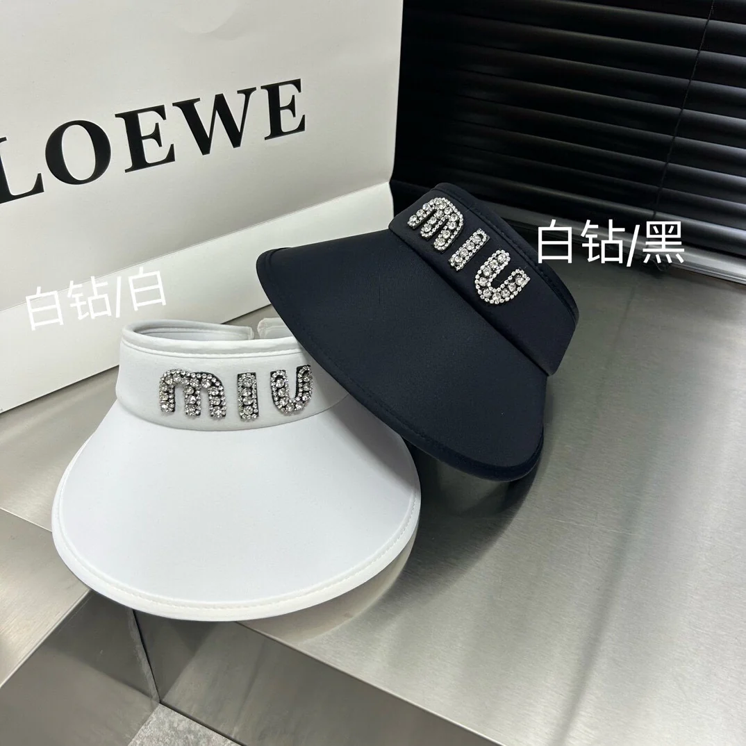 Новая солнцезащитная шляпа Miu Miu из ледяного шелка, украшенная стразами, весна/лето 2024.