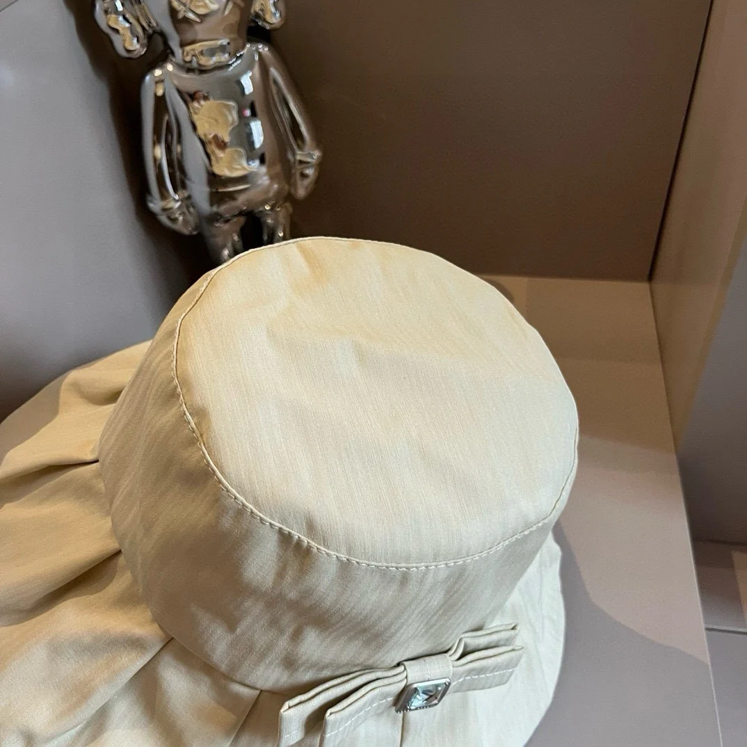 Новая плиссированная рыбацкая шляпа Miu Miu весна/лето 2024 — бежевая.