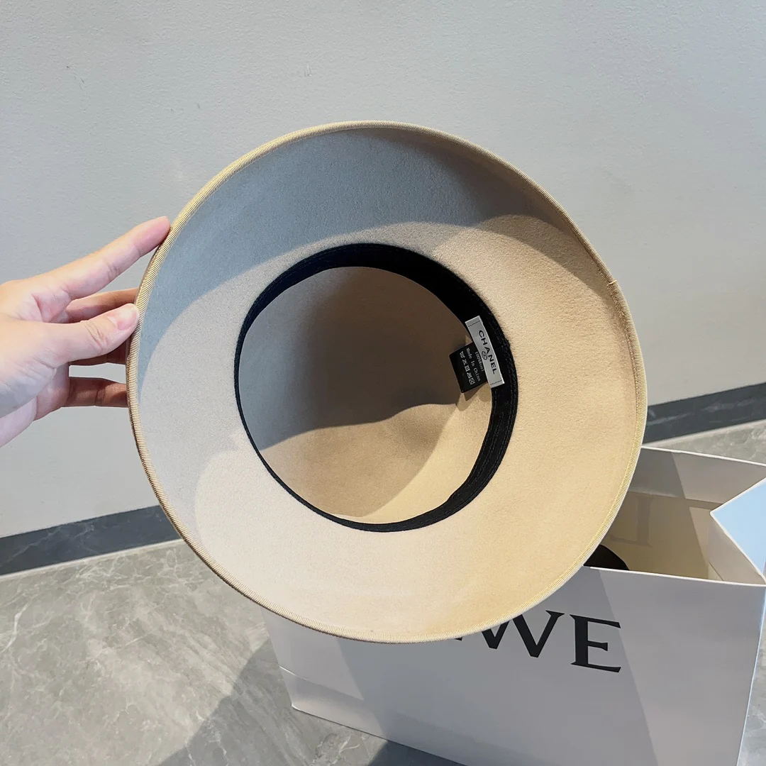 Маленькая шерстяная шляпка-фонарик Chanel Double C, бежевая.