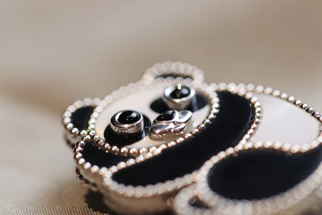 Van Véck - Брошь 008