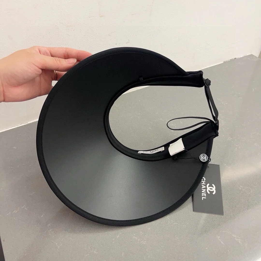 Chanel - Солнцезащитная шляпа в стиле граффити