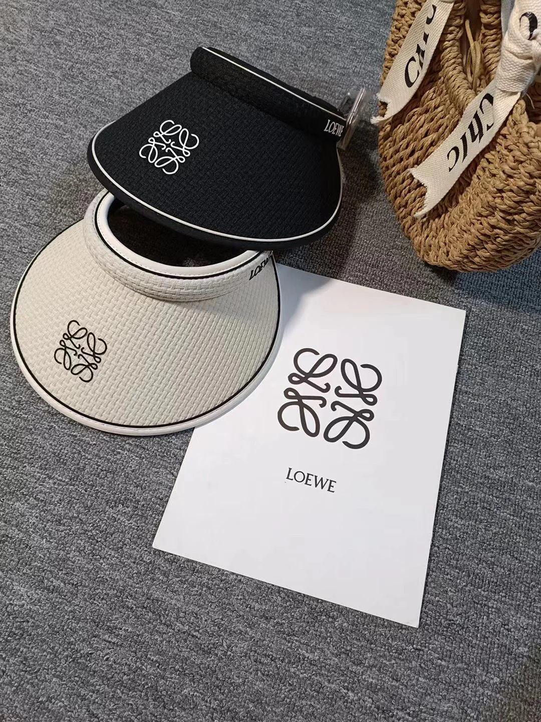 LOEWE - Новая плетеная солнцезащитная шляпа с логотипом