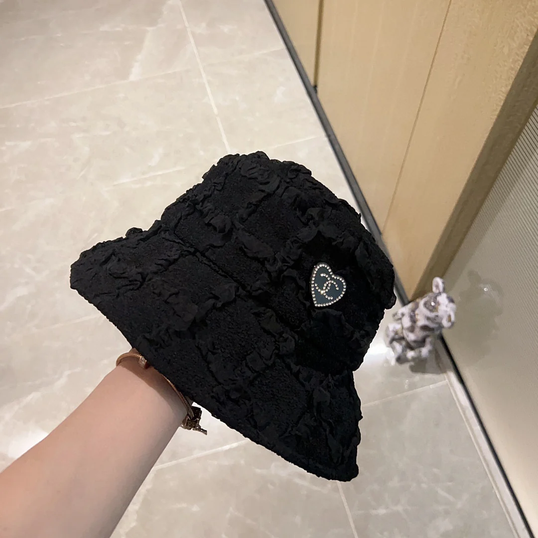 Новинка сезона весна/лето 2023 от Chanel — мятая рыбацкая шляпа.