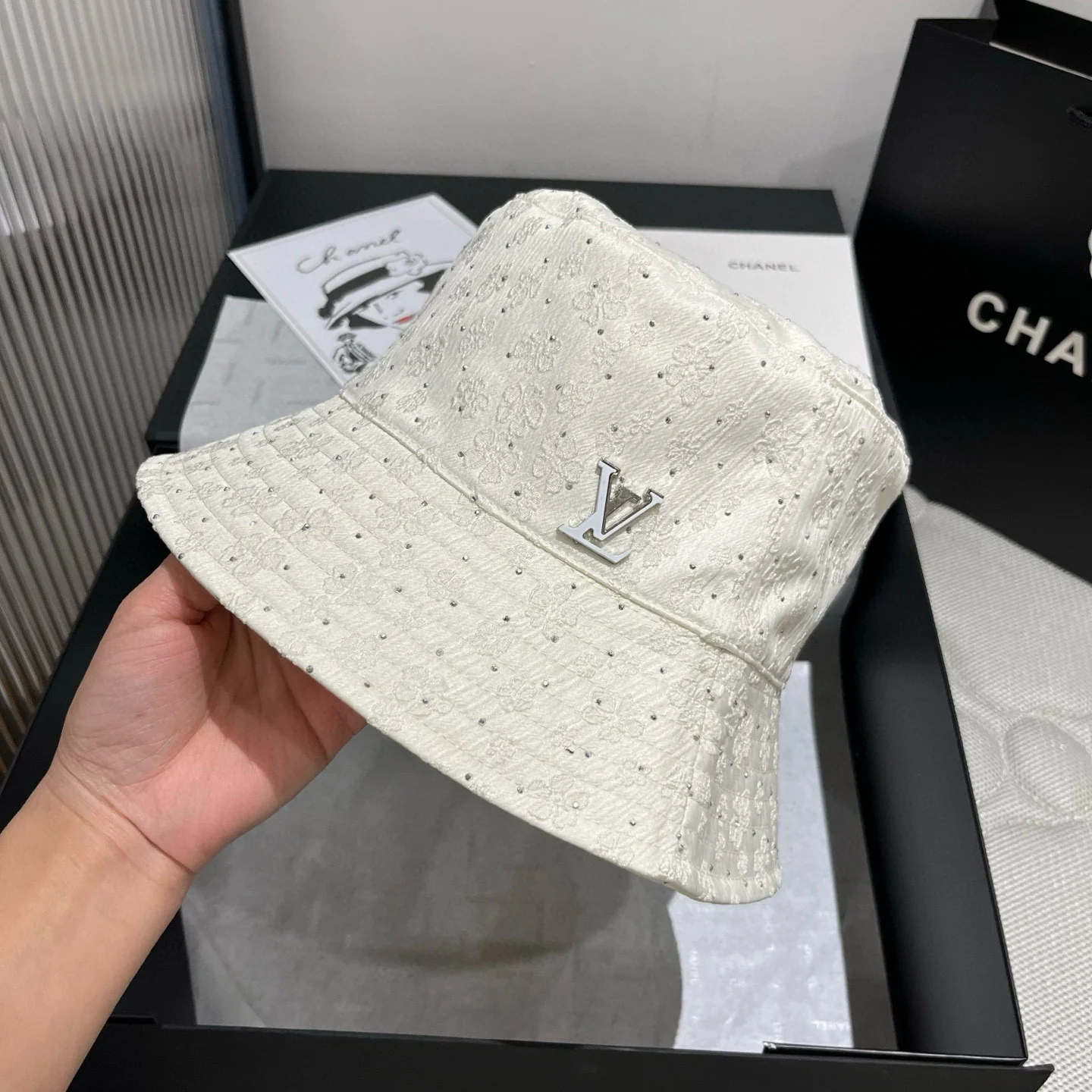 Двусторонняя рыбацкая шляпа LV - белая