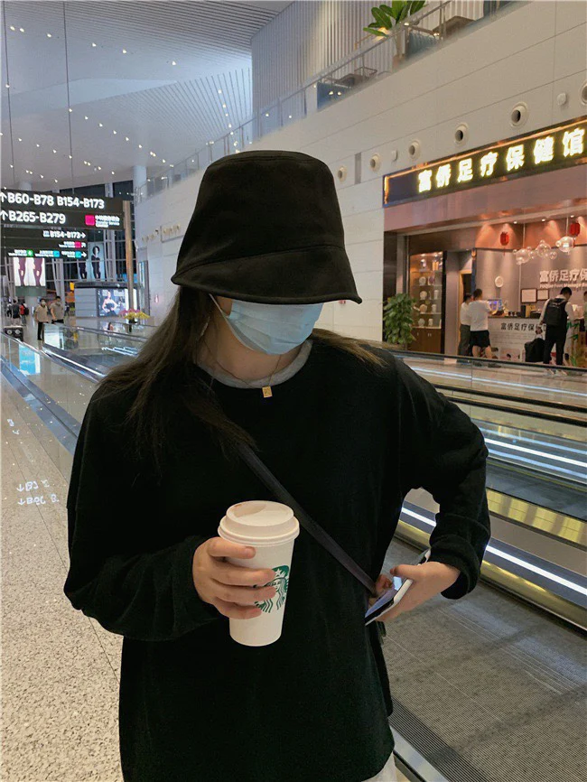 Рыбацкая шляпа Celine из замши с логотипом Триумфальной арки, с полями спереди и сзади.