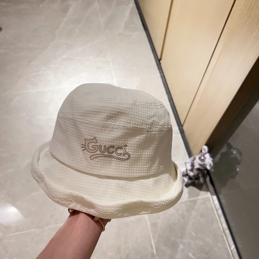 Новая панама Gucci 2023 года с асимметричным низом и откидной крышкой - бежевая.