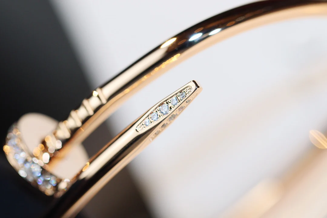 Браслет Cartier ?Гвоздика? — с половиной бриллианта