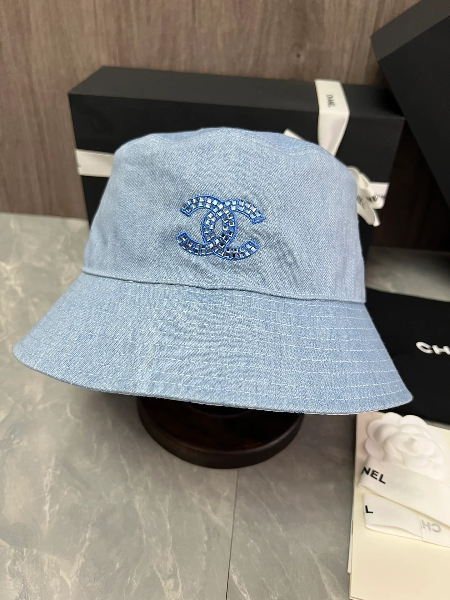 Джинсовая хлопковая рыбацкая шляпа Chanel - синяя