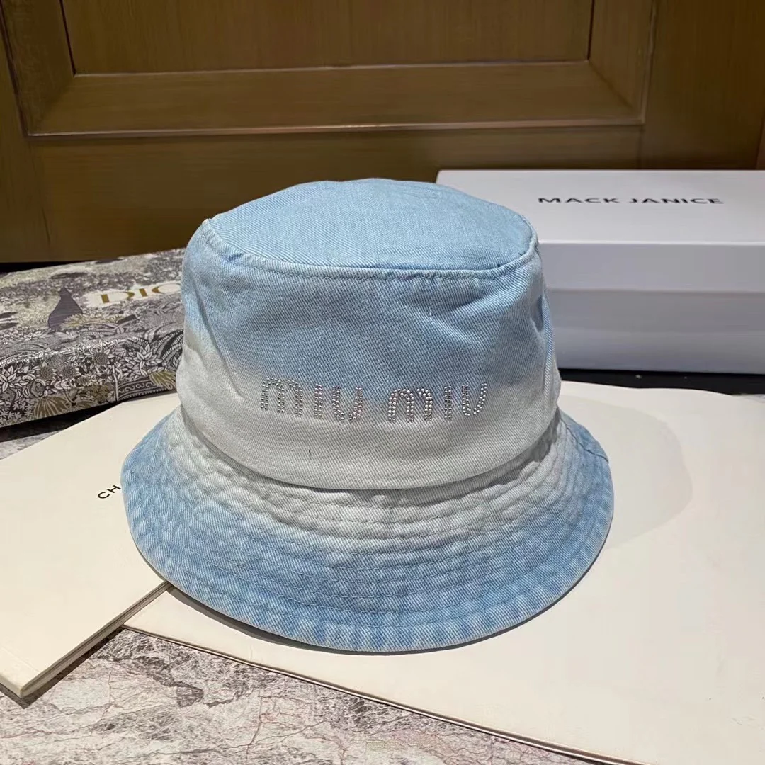 Новинка весны/лета Miu Miu 2023 — панама из джинсовой ткани с лоскутным узором.