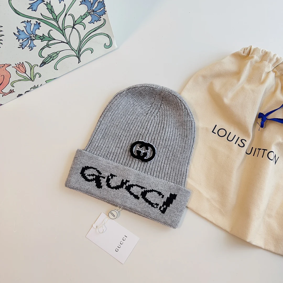 Шапка Gucci с вышитой буквой - серая