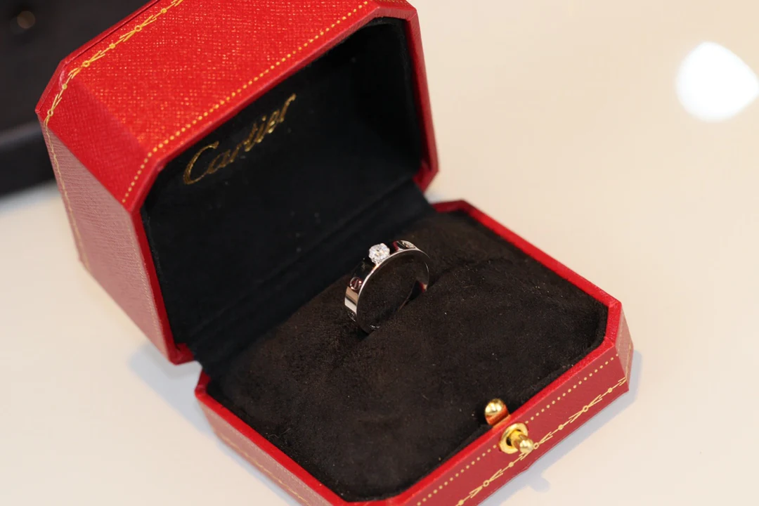 Кольцо Cartier Love Solitaire — розовое и белое золото