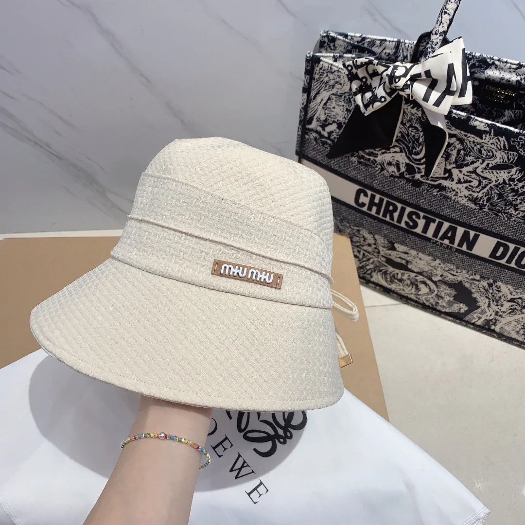 Новинка сезона ?Рыбацкая шляпа? от Miu Miu, начало осени 2023 года.