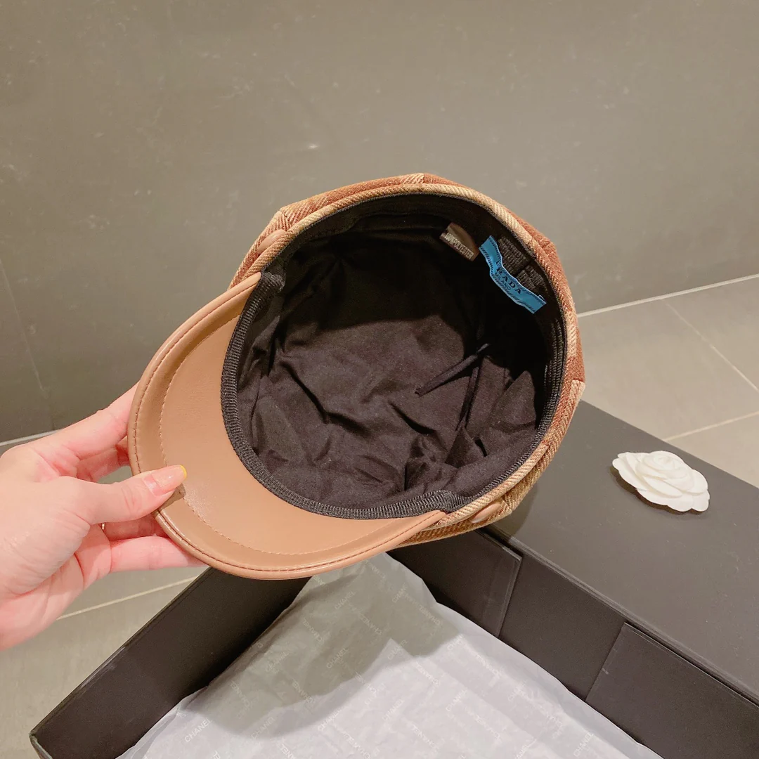 Клетчатая бейсболка Prada - коричневая