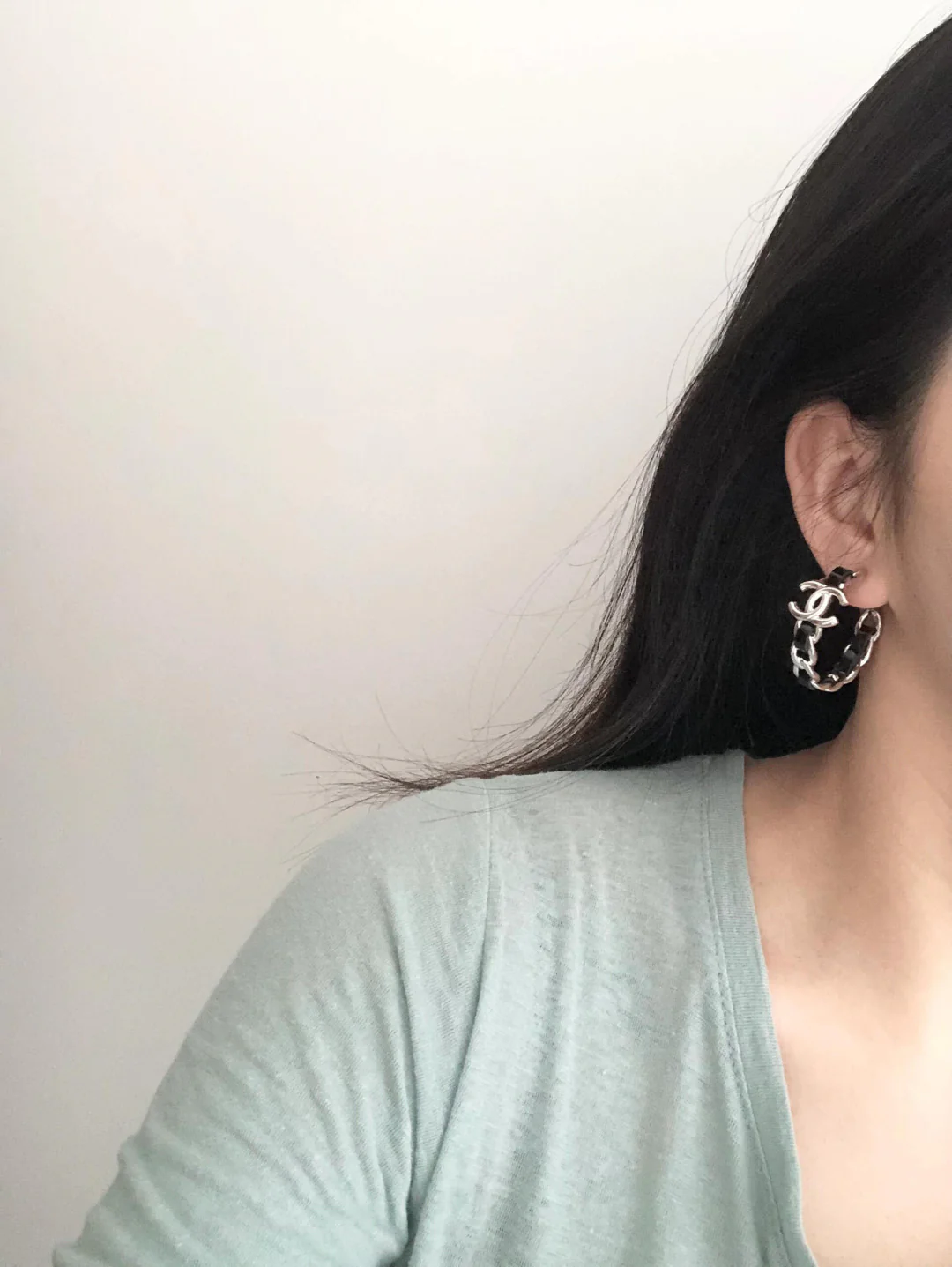 Серьги Chanel - 25 пенсов, черные с серебряной кожаной цепочкой