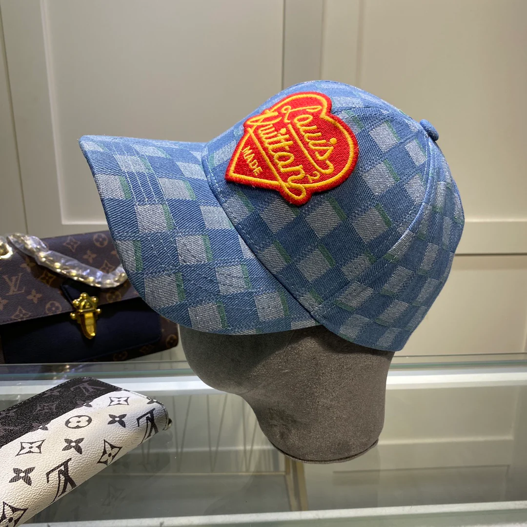 Бейсболка LV с клетчатым логотипом в виде сердца