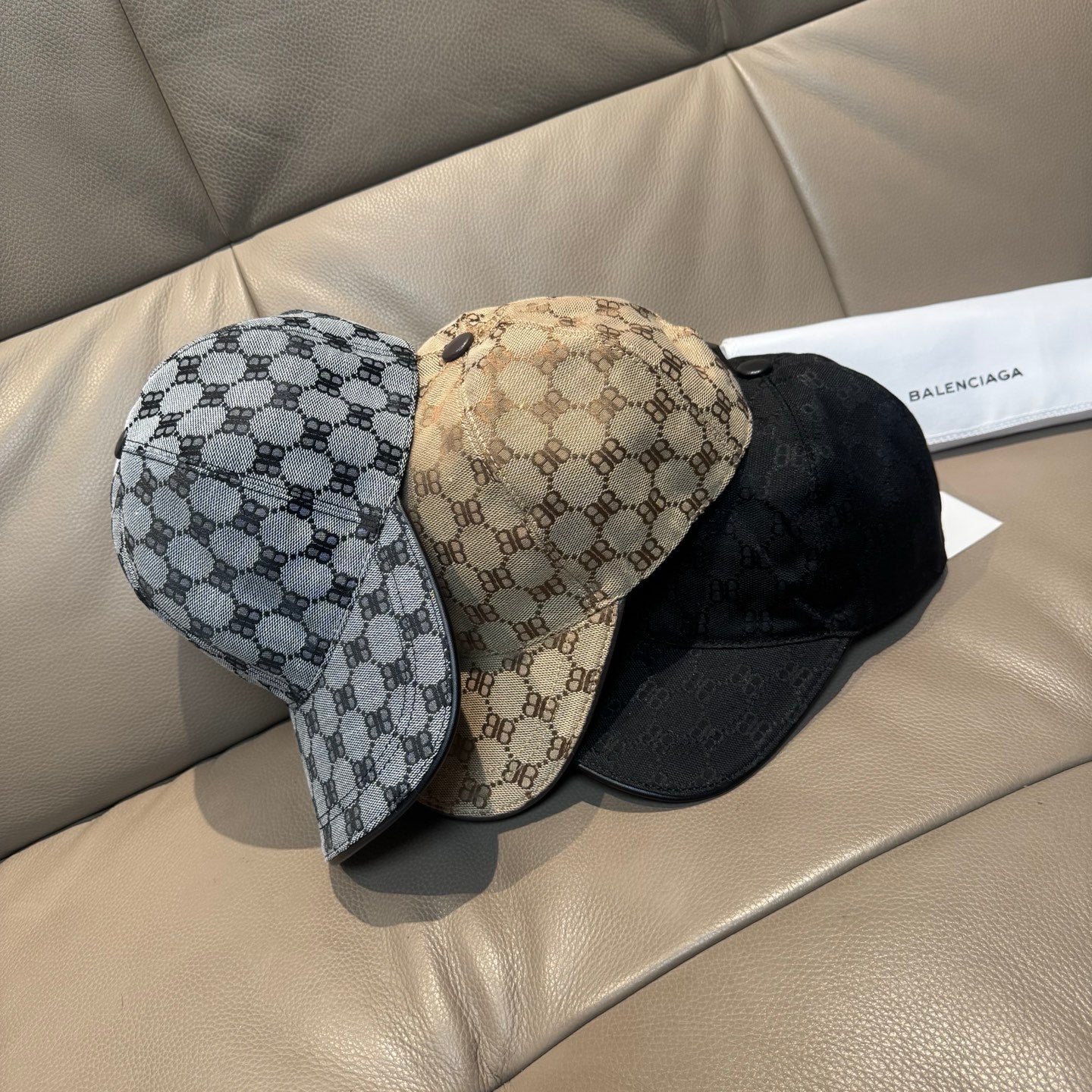 Бейсболка Balenciaga с двойной буквой B по всей поверхности.