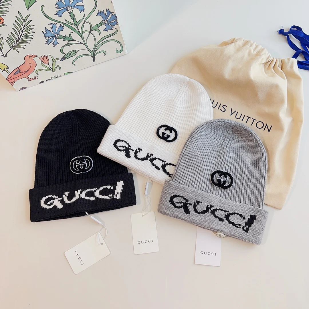 Шапка Gucci с вышитой буквой - серая