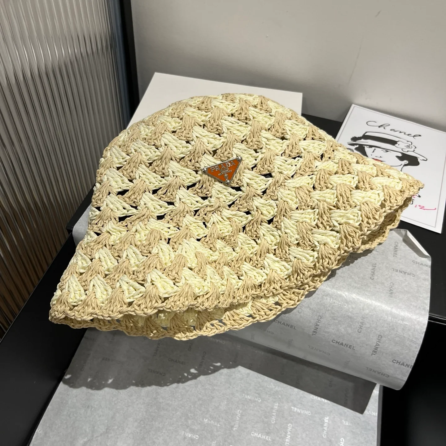 Prada - Рыбацкая шляпа с цветовыми блоками, сплетенная из разных цветов