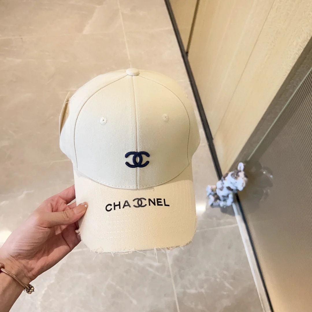 Новая бейсболка Chanel 2023 в стиле бутика с вышивкой - белая.