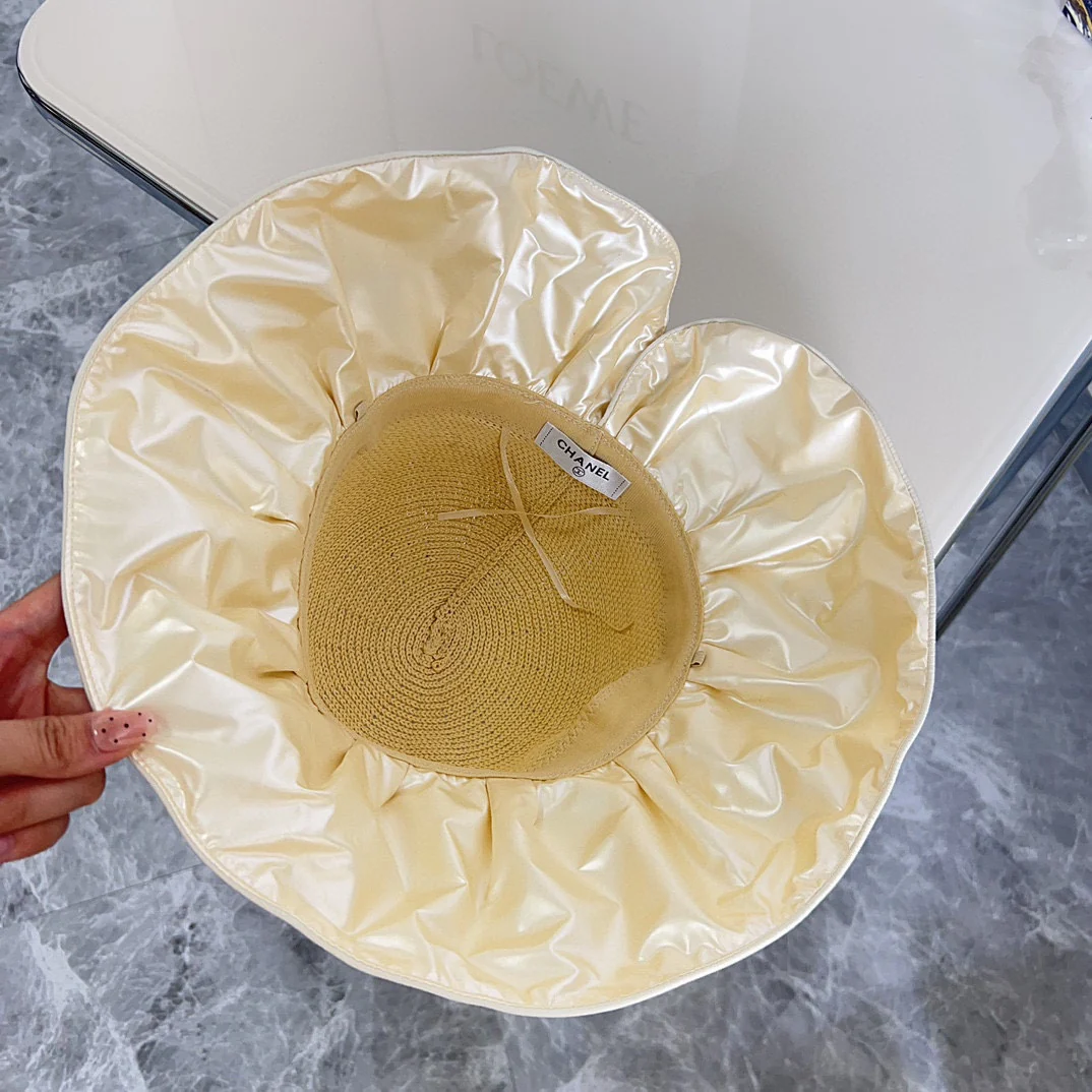 Новая черная виниловая плетеная рыбацкая шляпа Chanel 2024 года - белая