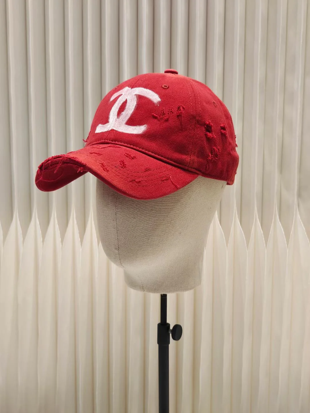 Chanel - бейсболка с рваной вышивкой и граффити