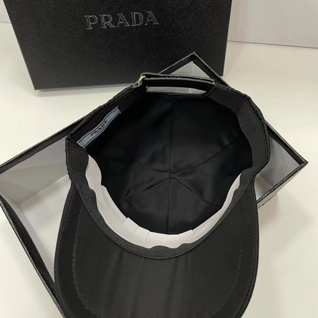 Новая бейсболка Prada 2022 года