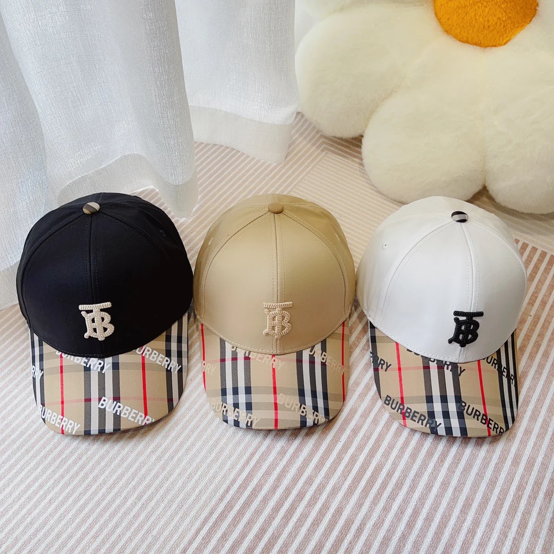 Новинка сезона весна/лето 2023 от Burberry - бейсболка TB в клетку.