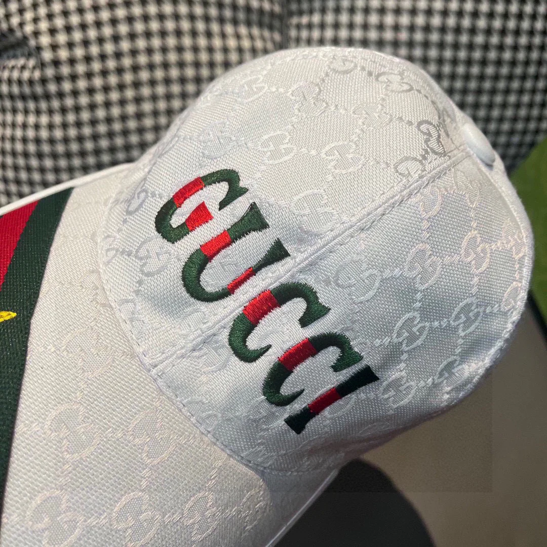 Gucci - Бейсболка с обильной вышивкой - Белая
