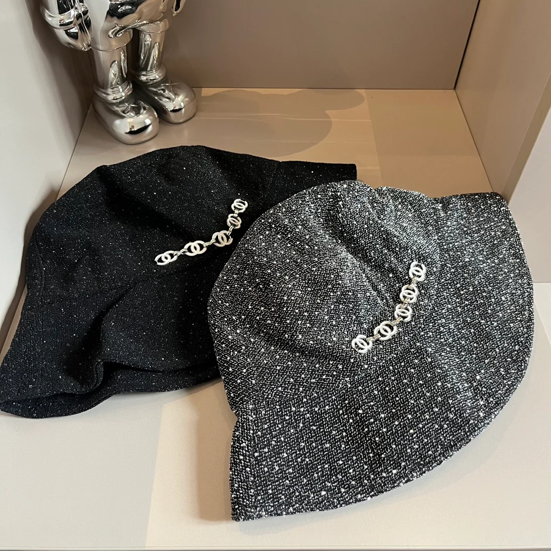 Новая коллекция Chanel весна/осень: блестящая рыбацкая шляпа с двойной буквой С, черная.