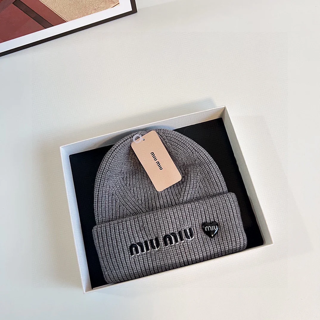 Вязаная шапка Miu Miu с вышивкой - серая