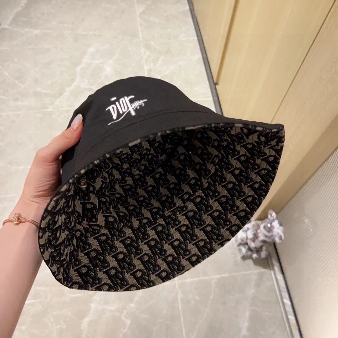Новая двусторонняя панама от Dior 2023 года отличается универсальностью.