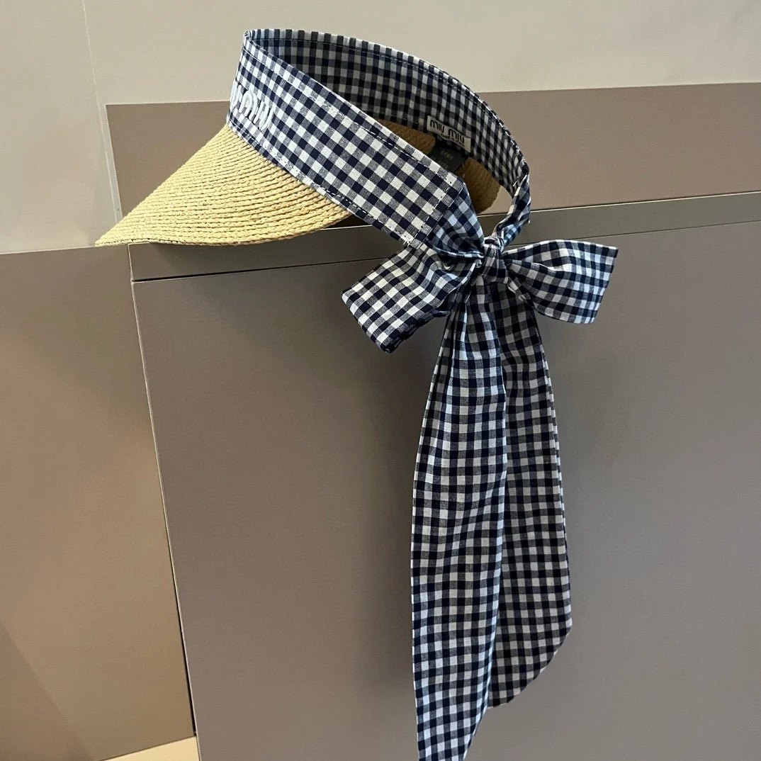 Новая клетчатая шляпа от солнца из рафии Miu Miu весна/лето 2024 — синяя.