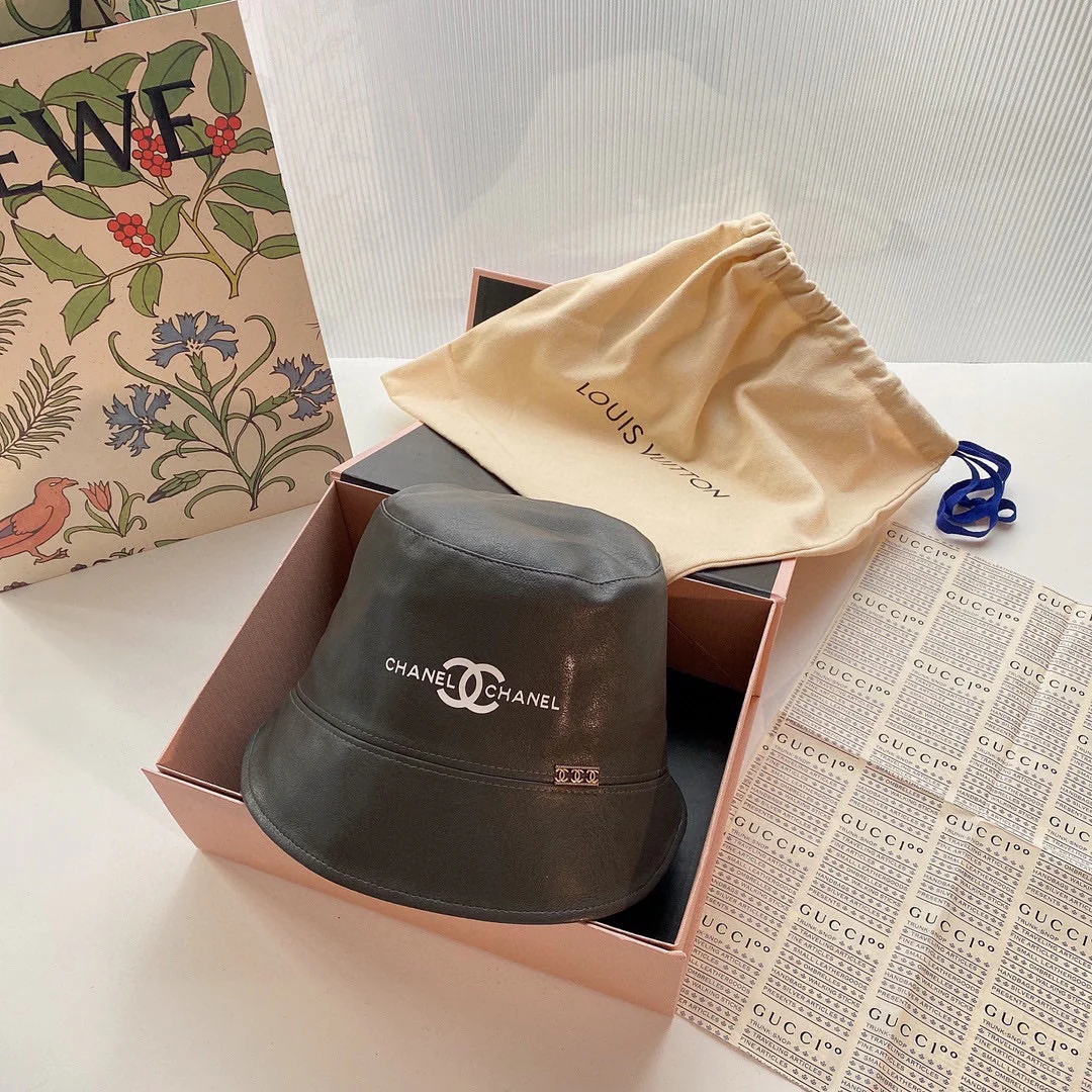 Chanel - Кожаная рыбацкая шляпа
