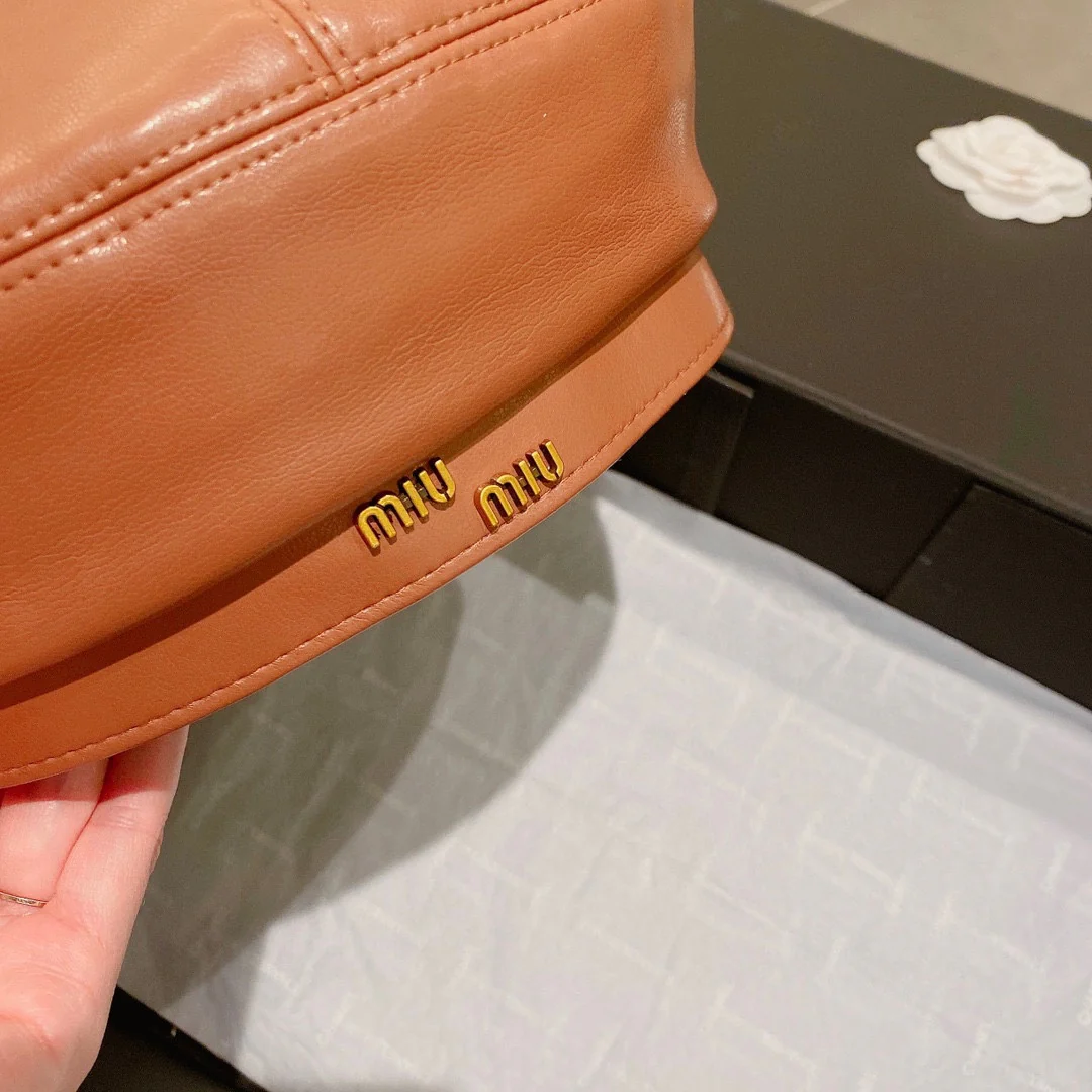 Кожаный берет Miu Miu - коричневый