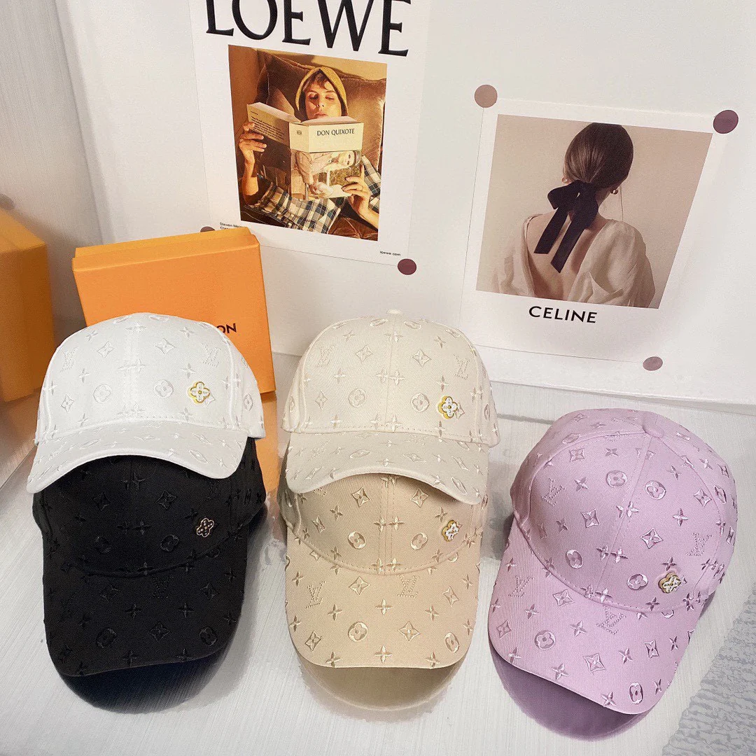 Рыбацкая шляпа LV 2022 с вышитым по всей поверхности монограммом — такая же, как в бутиках.