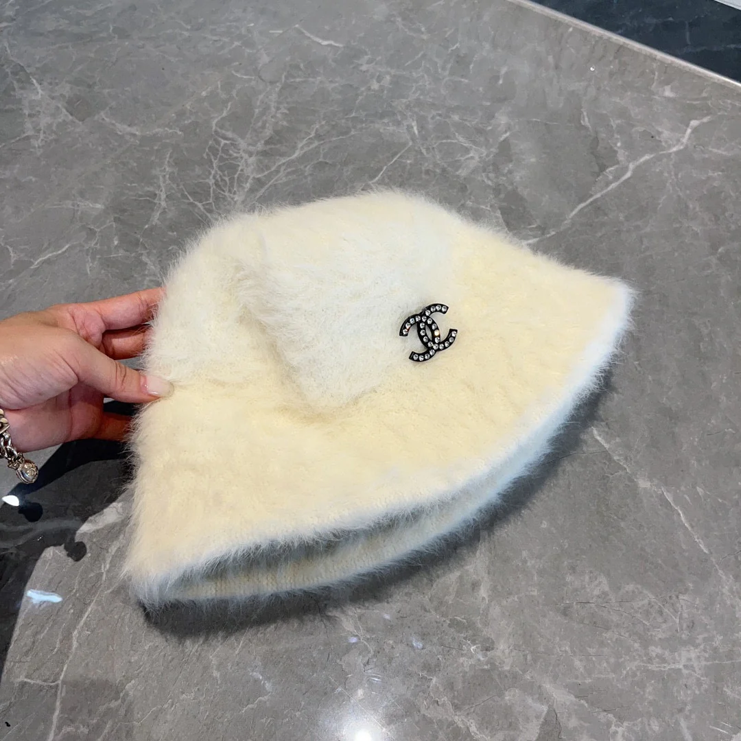 Chanel - Популярная маленькая меховая рыбацкая шляпа с двойной буквой С - белая