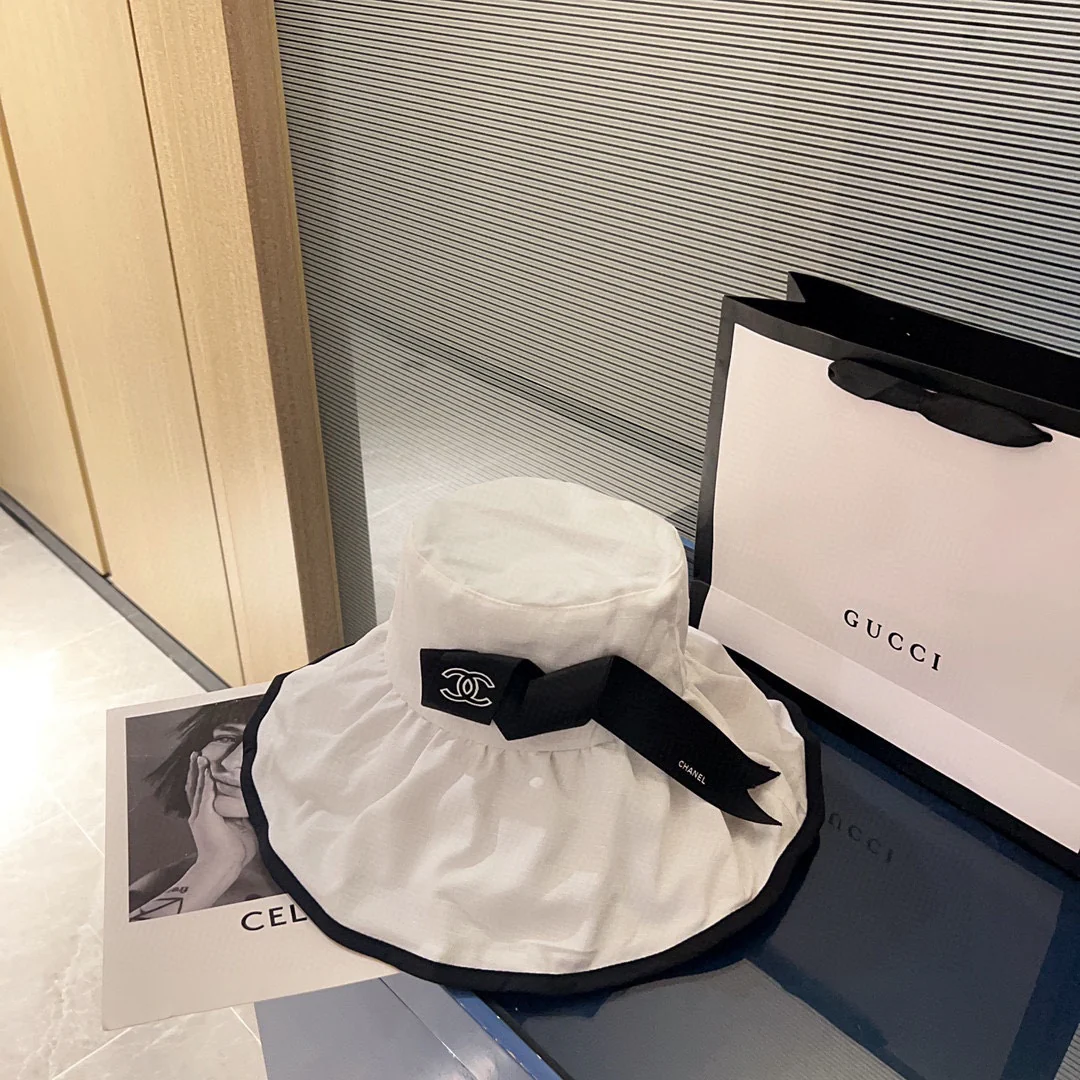 Новая элегантная широкополая рыбацкая шляпа Chanel 2023 года с мятой отделкой — белая.