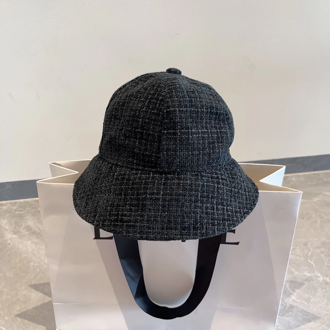 Chanel - Черная шляпа-уточка