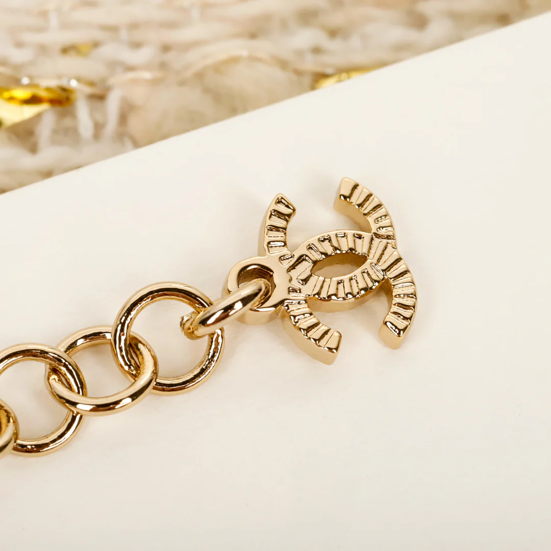 Флакон духов Chanel за 25 пенсов, четырехлистный клевер, жемчужное ожерелье с двойной буквой С - чокер