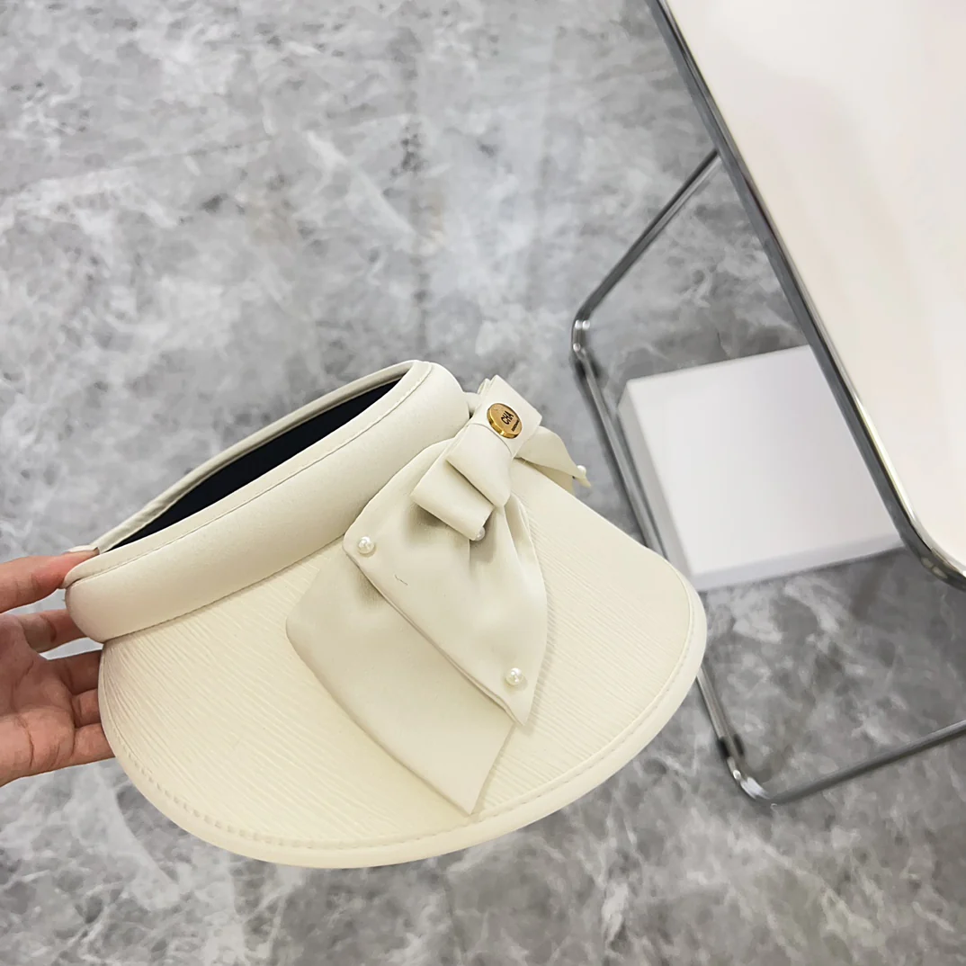 Новая летняя солнцезащитная шляпа Chanel 2024 в жемчужном стиле - белая.