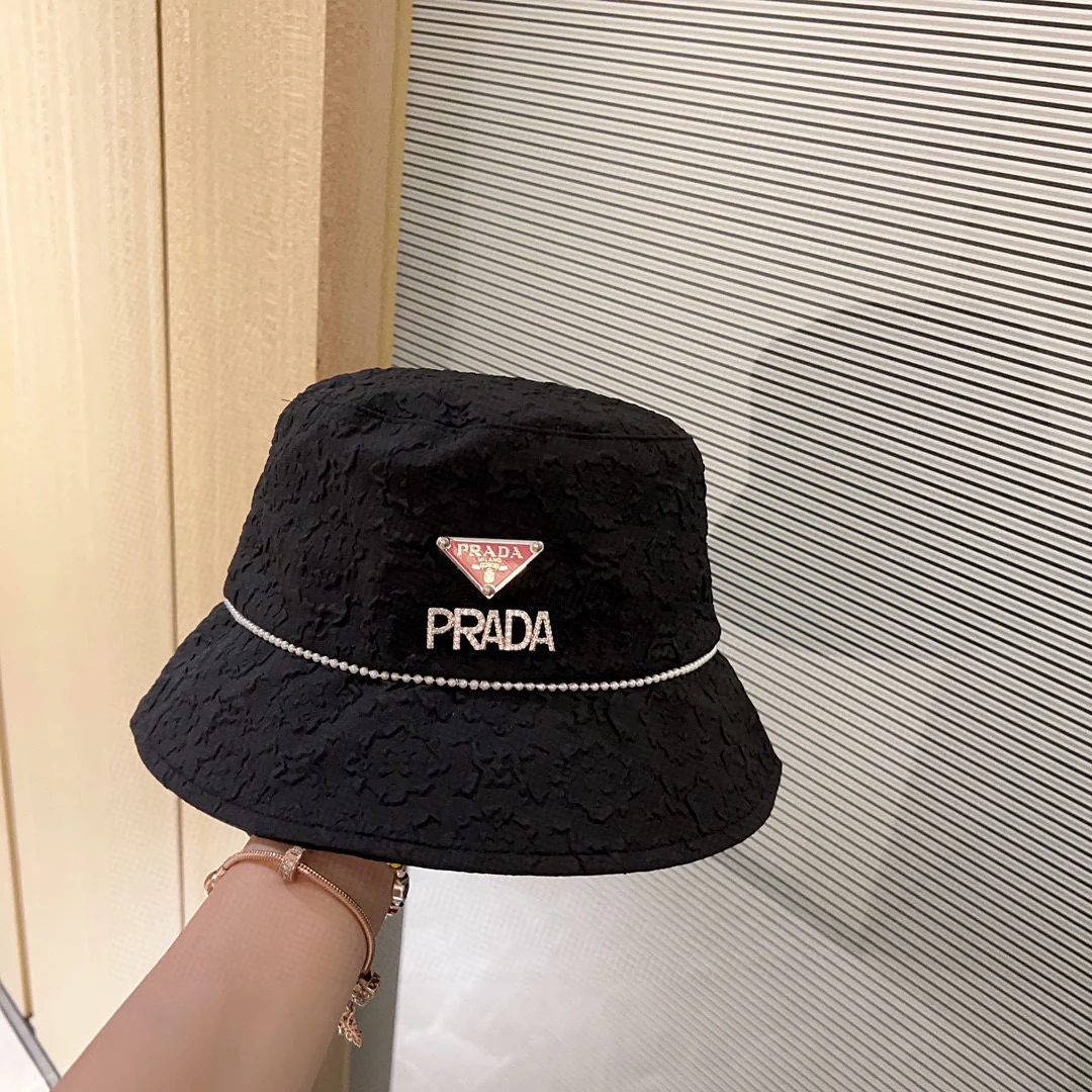 Новая рыбацкая шляпа Prada 2023 в стиле Chanel с жемчужной цепочкой - черная.