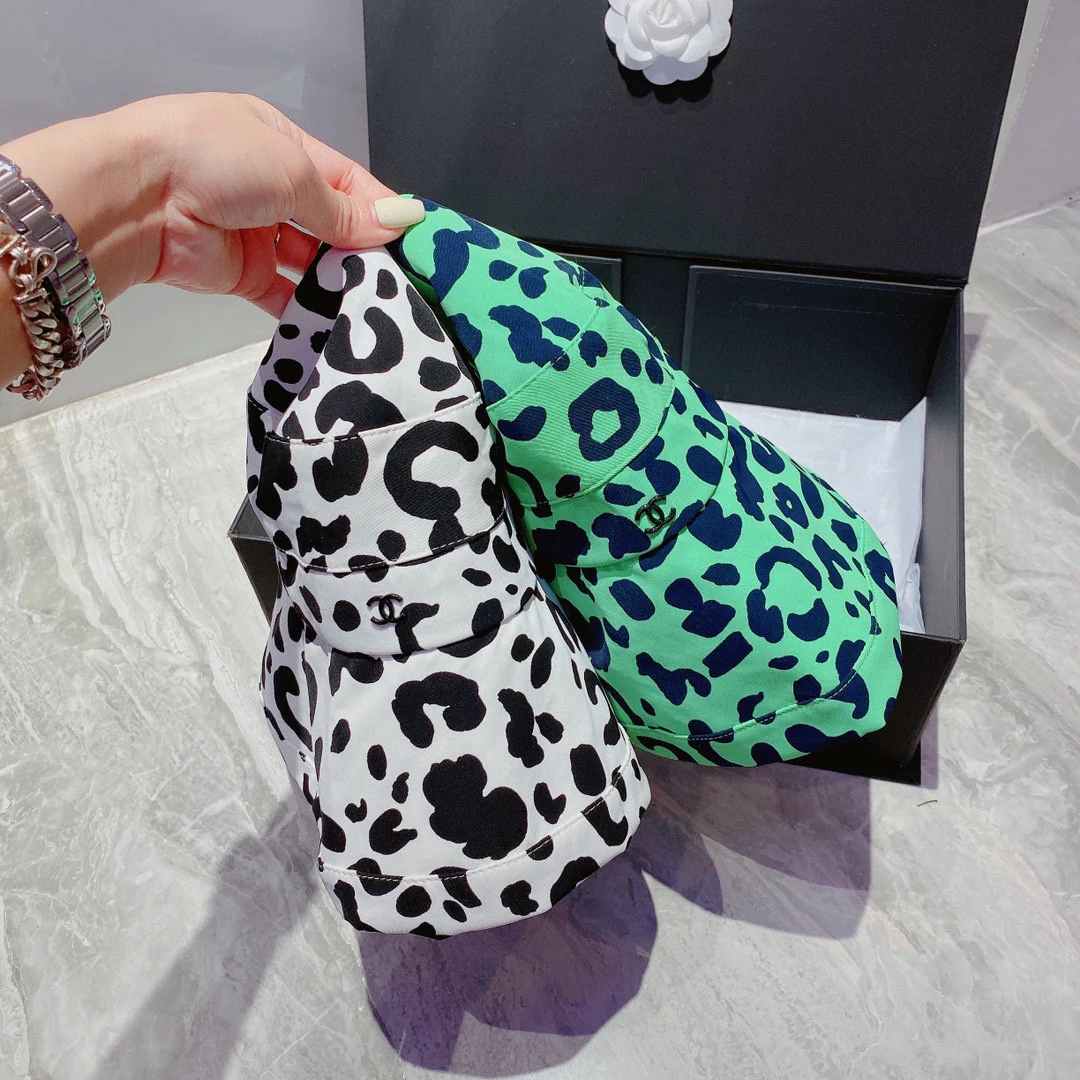 Рыбацкая шляпа Chanel с леопардовым принтом