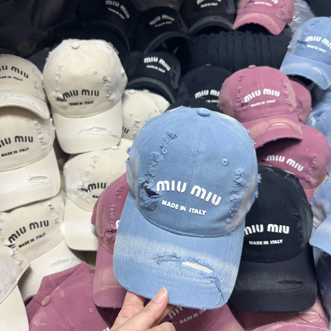 Новая рваная минималистичная бейсболка Miu Miu весна/лето 2024