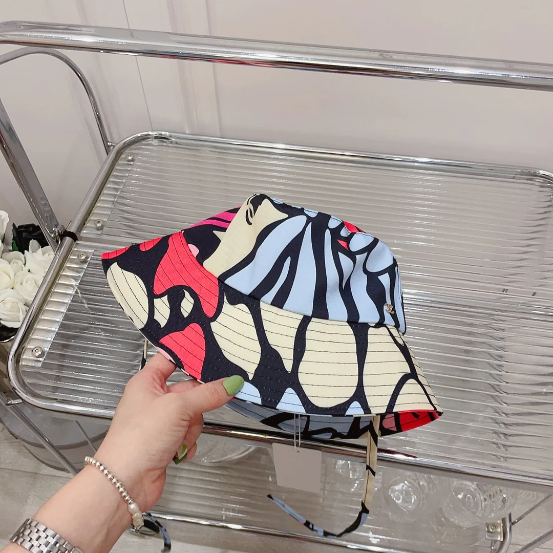 Лимитированная серия Chanel 2022 года: рыбацкая шляпа с граффити - 1 шт.