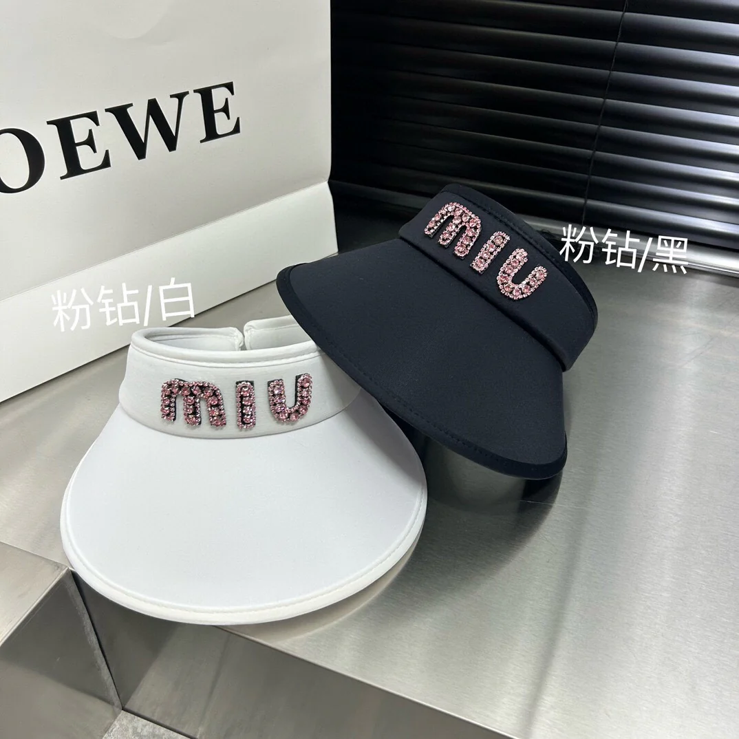 Новая солнцезащитная шляпа Miu Miu из ледяного шелка, украшенная стразами, весна/лето 2024.